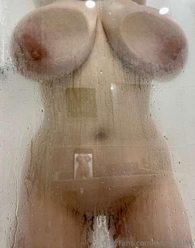 Fully nude and soaking wet🥵