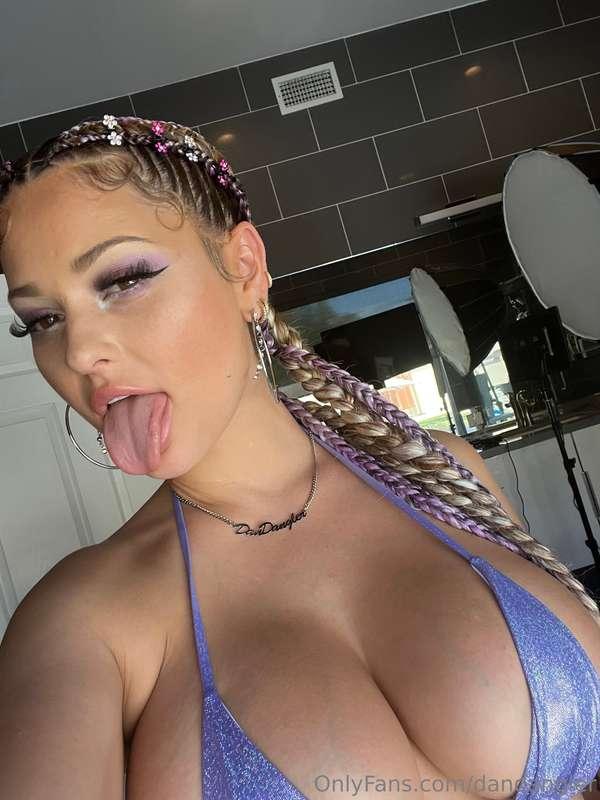 DM me a ❤️ on my main page @thedandangler for a FREE SURPRIS..