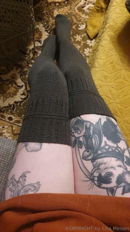 Overknees, soles, teasing and a lot of thigh jiggling and gr..
