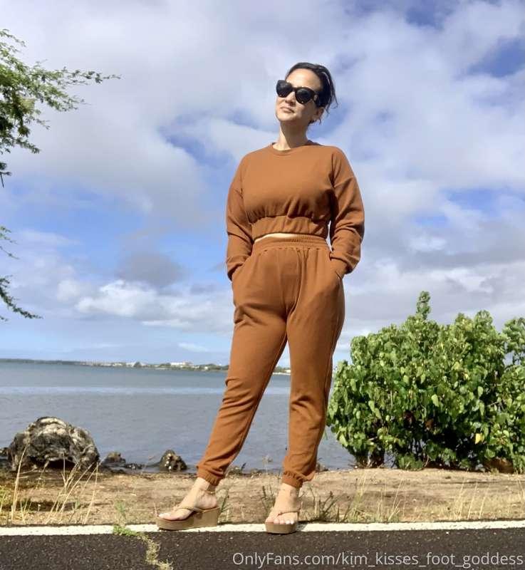 🤎loving these Brown wedge flip flops in my cute brown two pi..