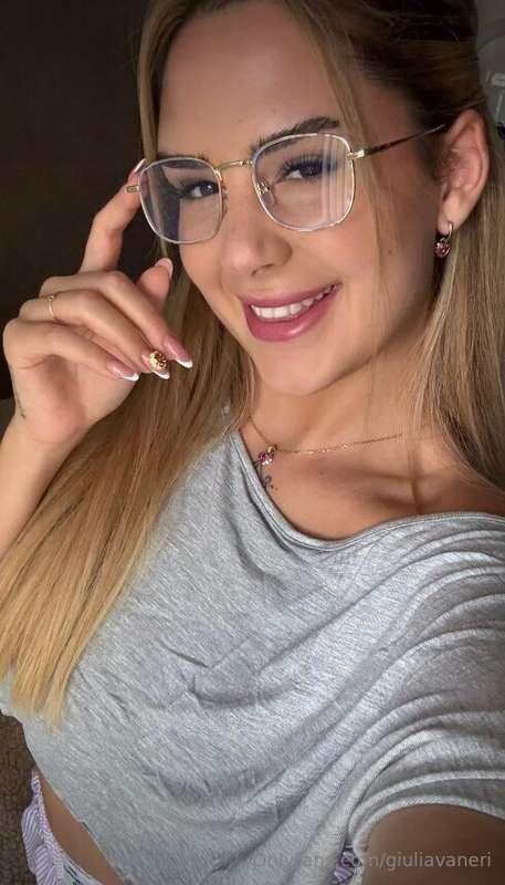 Brava ragazza? Solo finché non tolgo gli occhiali 🤭