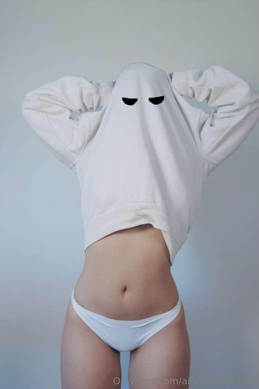 Have you ever seen a sexy ghost? here is your chance🖤
