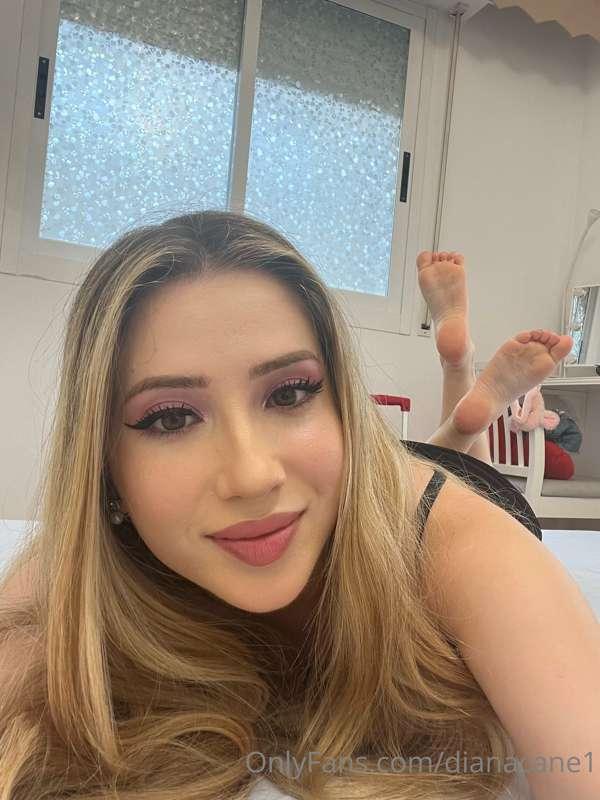 Who loves crossed soles in the pose?👅🤤