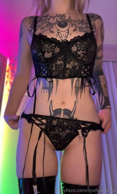 cum watch me get naked (´,,•ω•,,) - @fawkslily