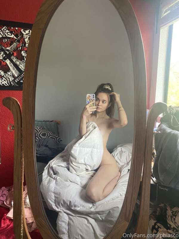 Y’all aren’t ready for when I get a huge ass mirror in here😜