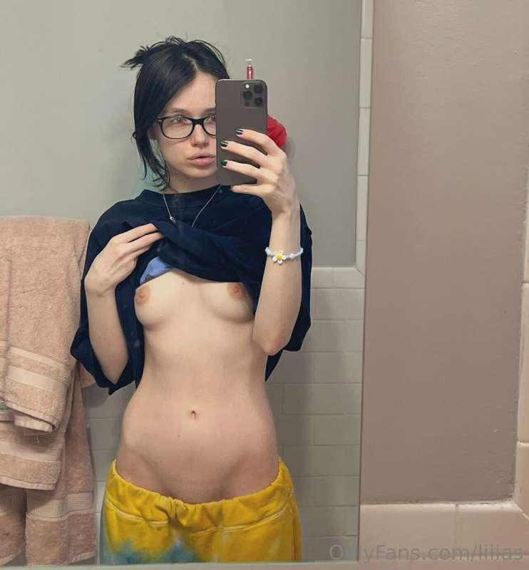 Swipe left to see my shaved pussy 💖