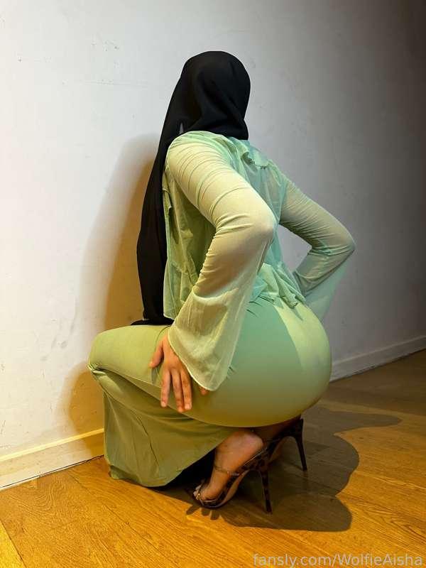 Are you not hard ? 🫢🍑. #fyp #hijab #curves #hijabi