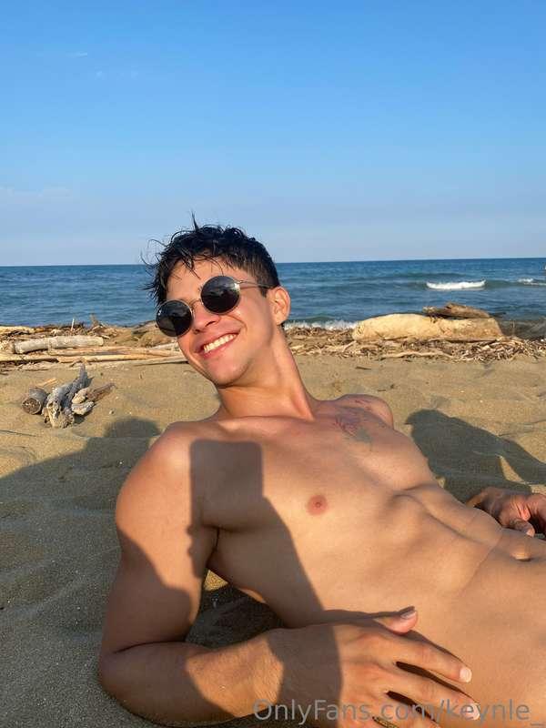 Just enjoying life at the beach 😍