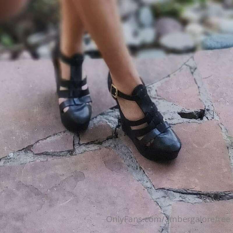 Caged heels are so sexy💋