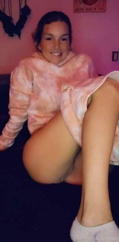 GO SUB TO THIS SMOKIN HOT MILF!! 🔥 WORKS FROM HOME AND HORNY..