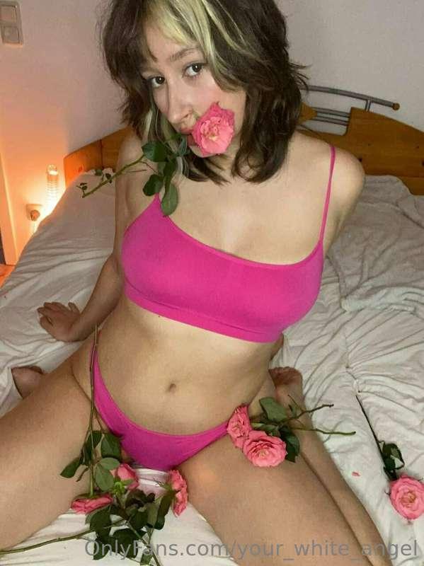 @godgoughter 💥I love pink roses, pink lipstick and your dick..