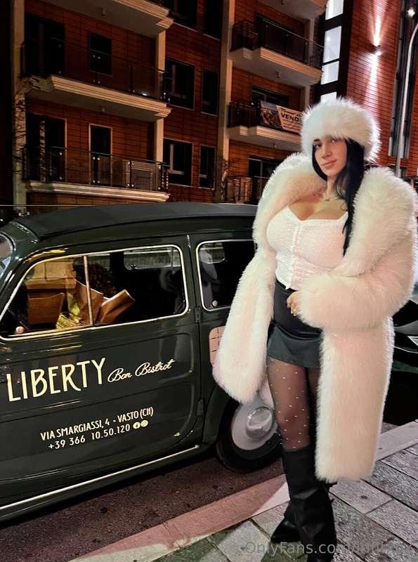 Vintage car, modern goddess 😉