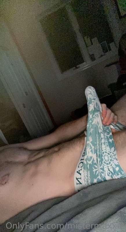 Someone cum jerk me off 🍆😫