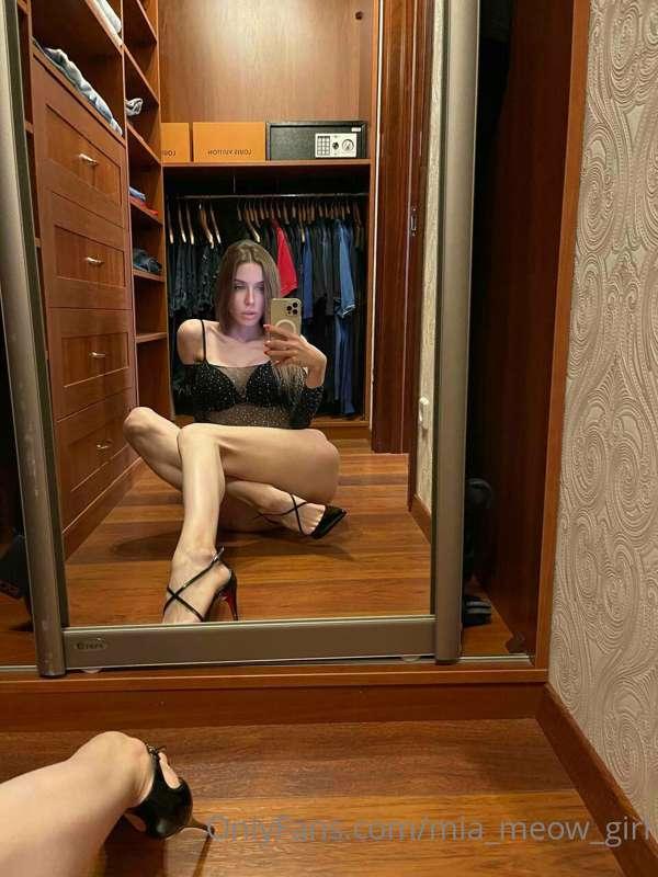OMG. My legs look even better in these heels😈. If you want t..
