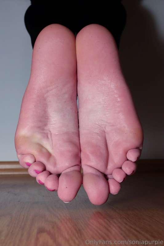 In case you like feet very sweaty and a bit dirty... *blushi..