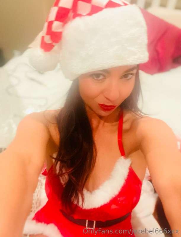 Who wants to cum in my chimney this holiday season? 💋