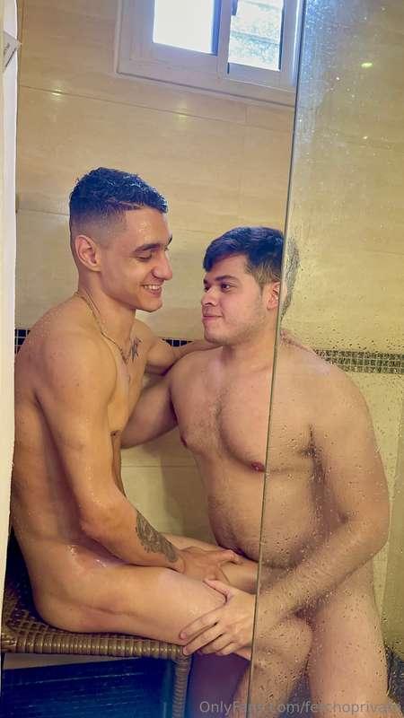 Una ducha con nosotros ?? Pues el lisiado más hot! Estaba mu..