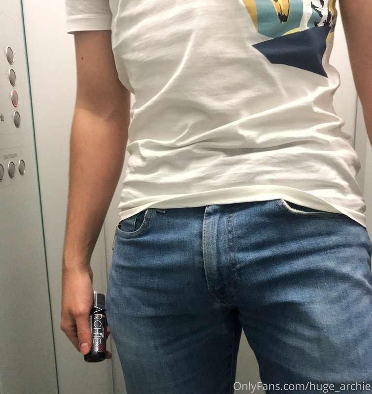 🍆 My huge jeans bulge.  Do u wanna touch it?