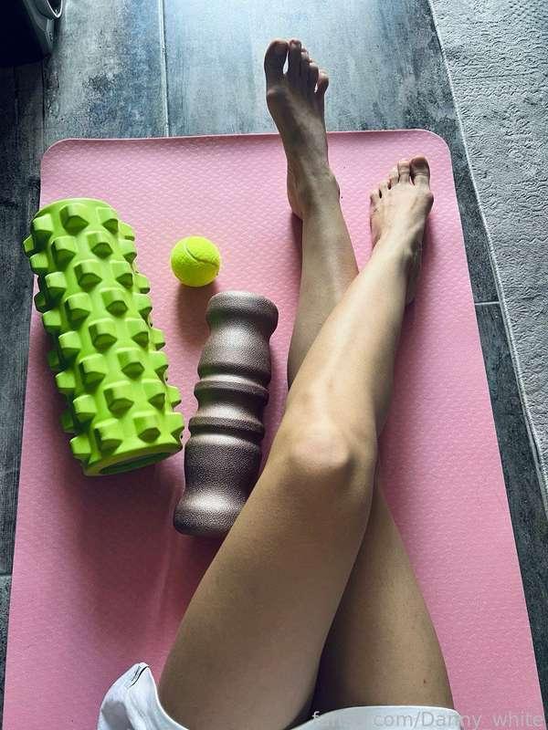 Perfect legs for a perfect start of the weekend 🥰❤️

#fyp #dannywhite #hotwife #legs #thighs #body #petite #fit #sport #feet