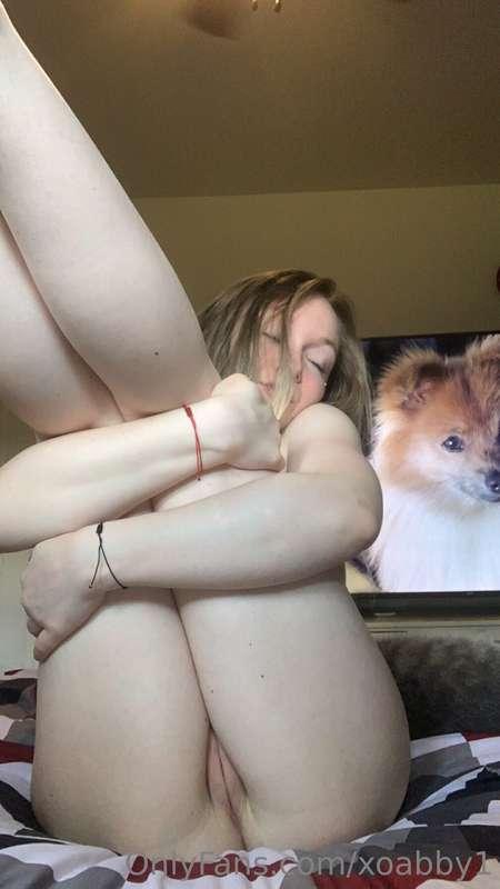 Don’t look at the tv🤣 just look at me 😂🫶