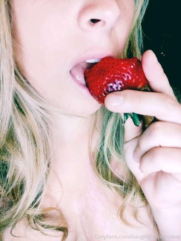 Who wants to taste something juicy?🤤👅🍓