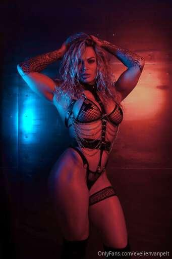 I love kinky outfits 😍🖤
Do you??