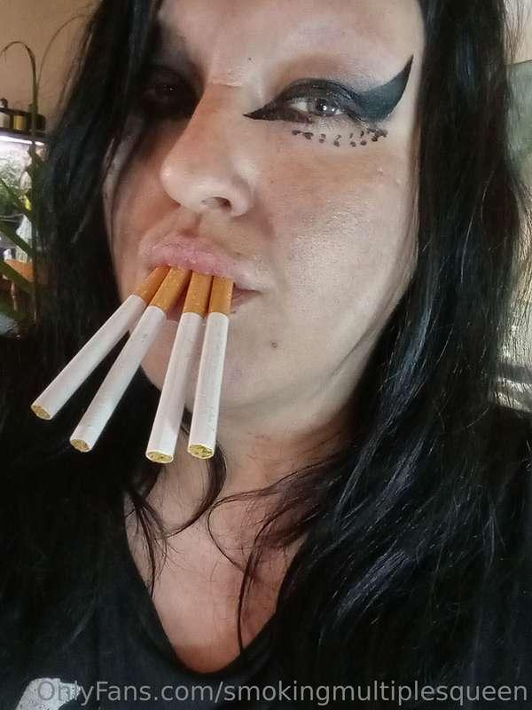 extremesmokingqueen image #0