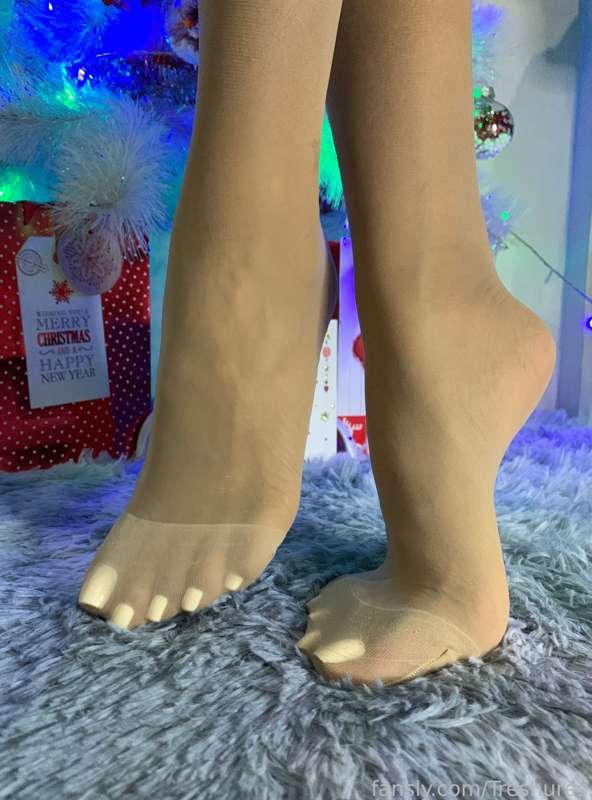 Subscribe to see this set of hot pics and enticing big feet in a skin tone sheer nylons 😍🤤🤍

#feet #feetmodel #footmodel #bigfeet #longtoes #gorgeoustoes #gorgeousfeet #feetinnylons #christmas 
