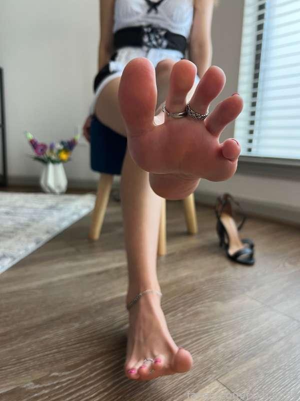 Does anyone else like French Maid Roleplay ? 😜😘

#fyp #feet #footlovers #frenchmaid #sexyfeet #footfetish #highheels #heels #toes #soles