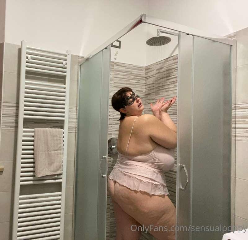 A good morning starts with a nice shower ... who keeps me co..