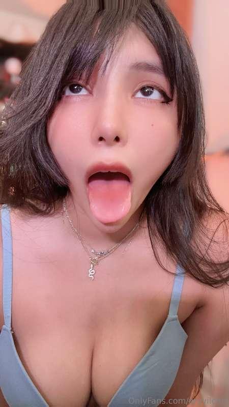 Bebé creo que necesito algo en mi lengua 👀🔥 sabes que es?