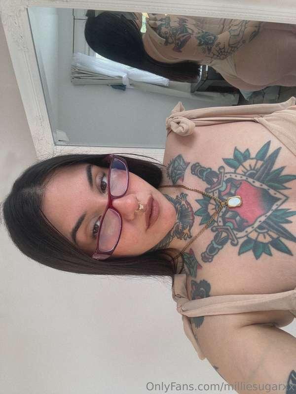 hi there little beta bitch 🎀 little gift for you on DMs 🫦 go..