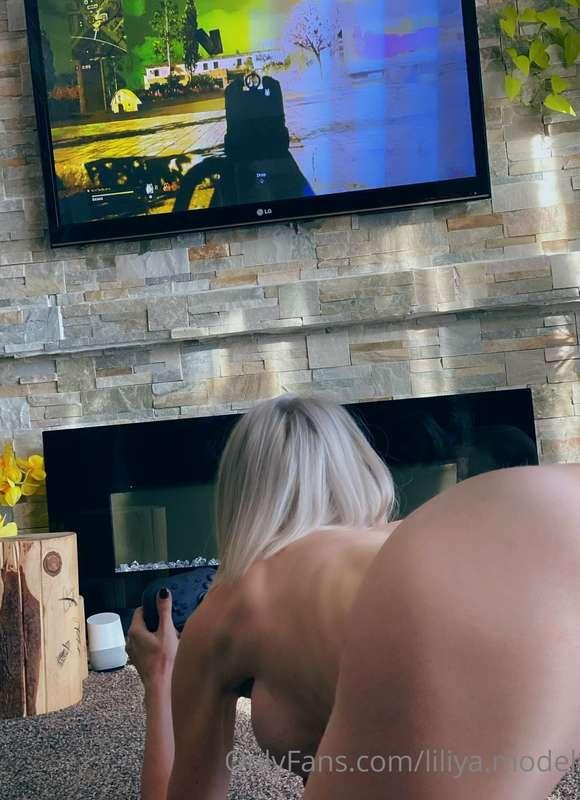Who wants to play with me naughty games? 😈