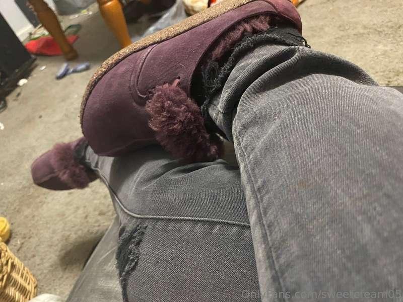 Got some new house shoes today thrifting! Very happy with th..