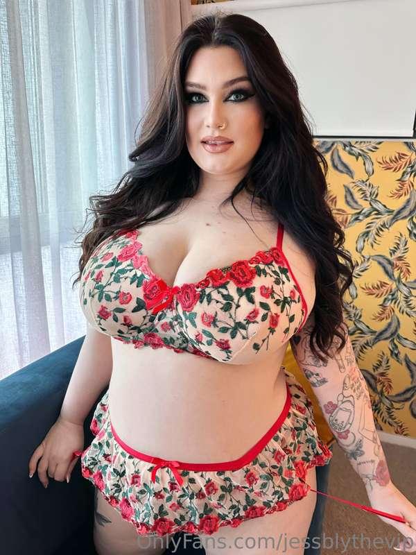 Feeling classy yet slutty, life is all about balance 🤷🏻‍♀️