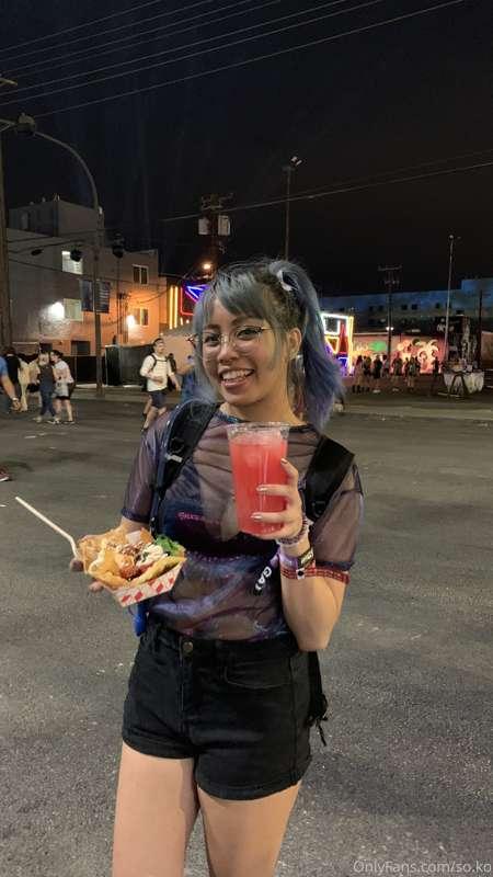 i was eating a churro at a music festival and... (video) 💦💦