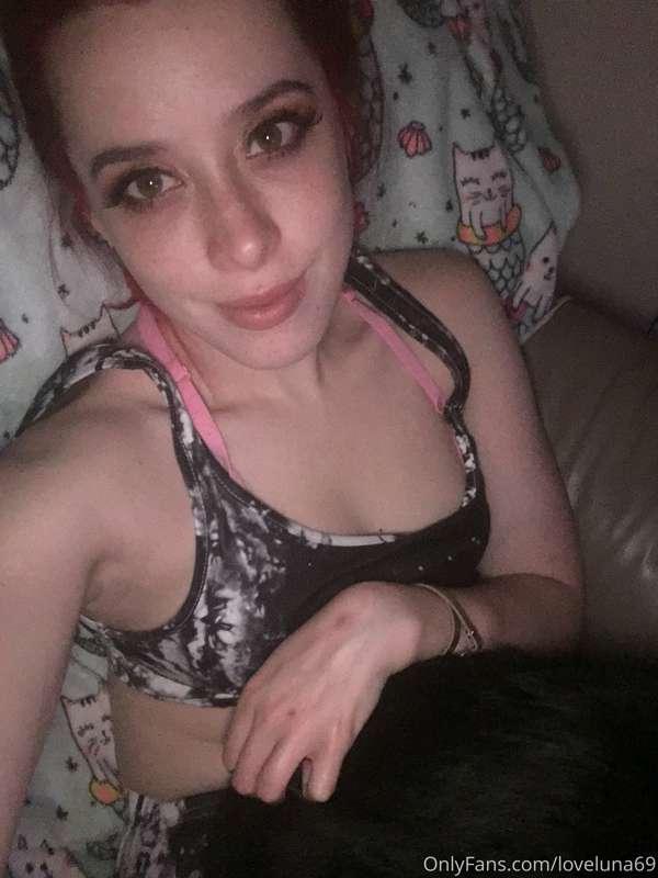 Butt hurt because my cat didn’t wanna take selfie’s with me ..