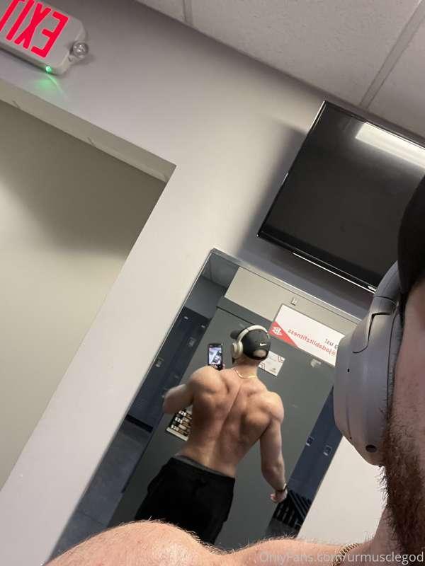 bow down. urmusclegod.com