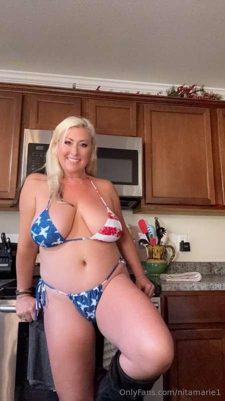 Throw me on the counter and taste this pussy 🤤 