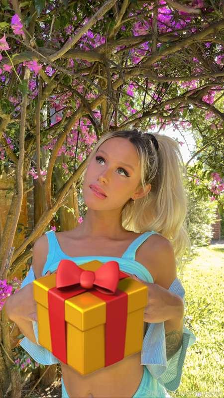 You want to see my gift? 🙈🍒, tip $1 to have this sent to you..
