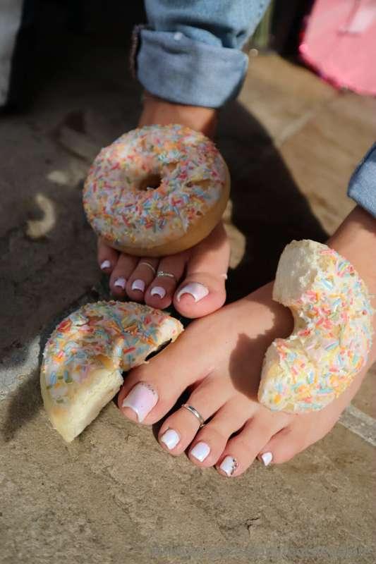 Sweet treats at my feet 😋🥳