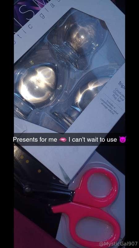  🫦 Presents get me very excited.. I can't even concentrate....