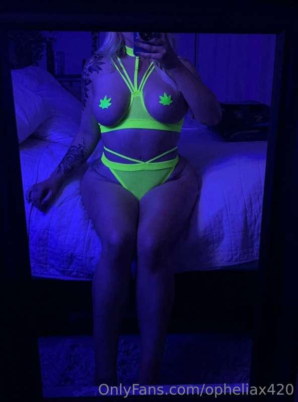 I love how this outfit glows