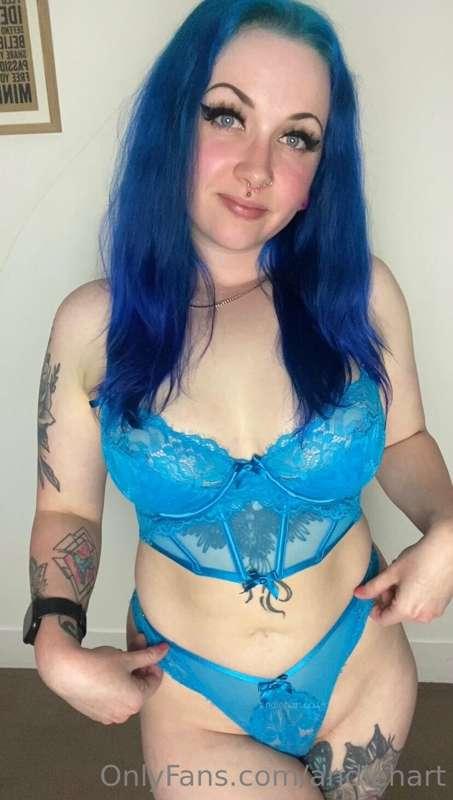 i hope I look good in blue or I’m gonna look really silly ar..