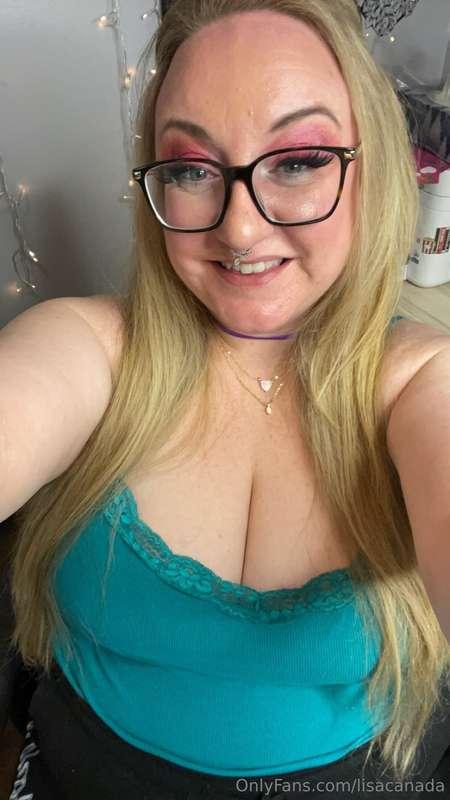 Heeeey babe 😘 let’s hang out tonight! I’ll be live around 11..
