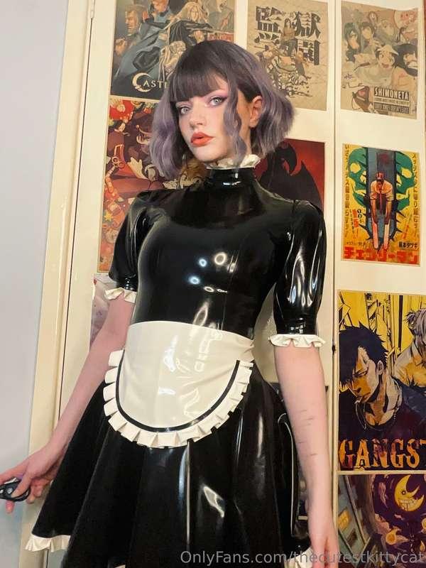 Which shiny maid do you prefer? Latex or pvc? 🖤