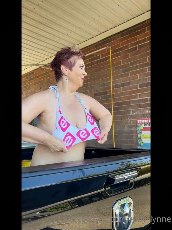 A fun unedited snapshot from the car wash 😂 do you like the ..