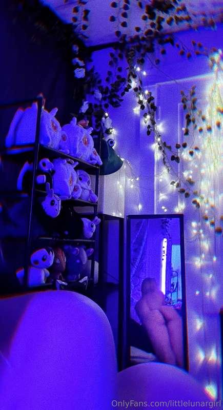 Rearranging my room, naked ofc 🤭  I’m so excited for my setu..