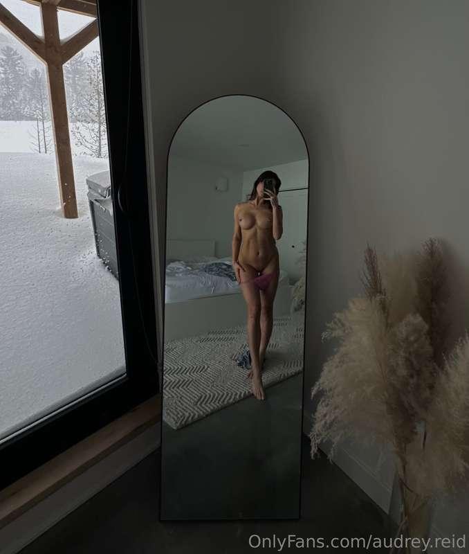 lets cuddle and fuck watching the snow falling 🥵