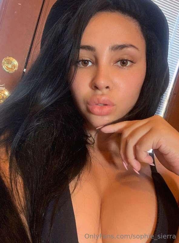 Tanned with no makeup is my fave vibe 🥰